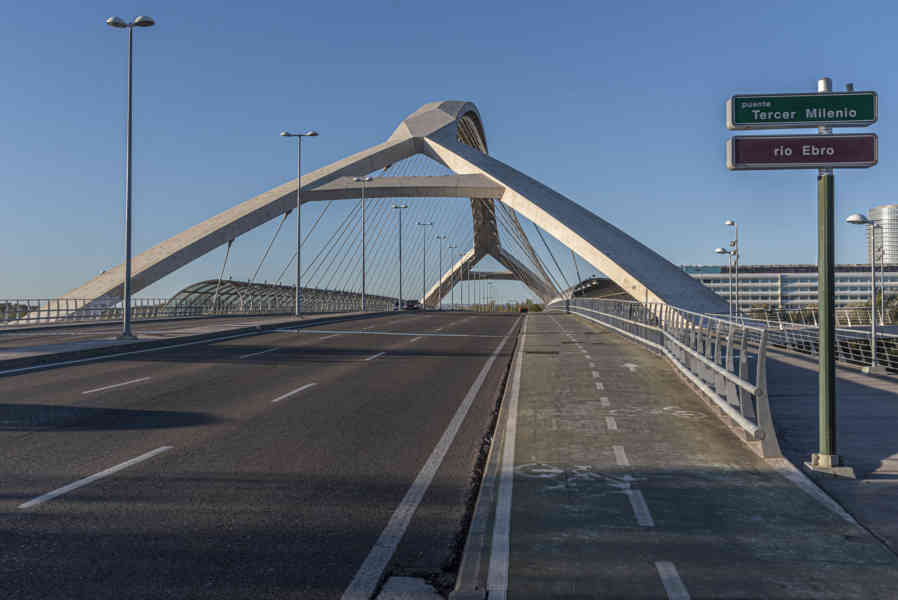 Zaragoza 128 - puente del Tercer Milenio.jpg
